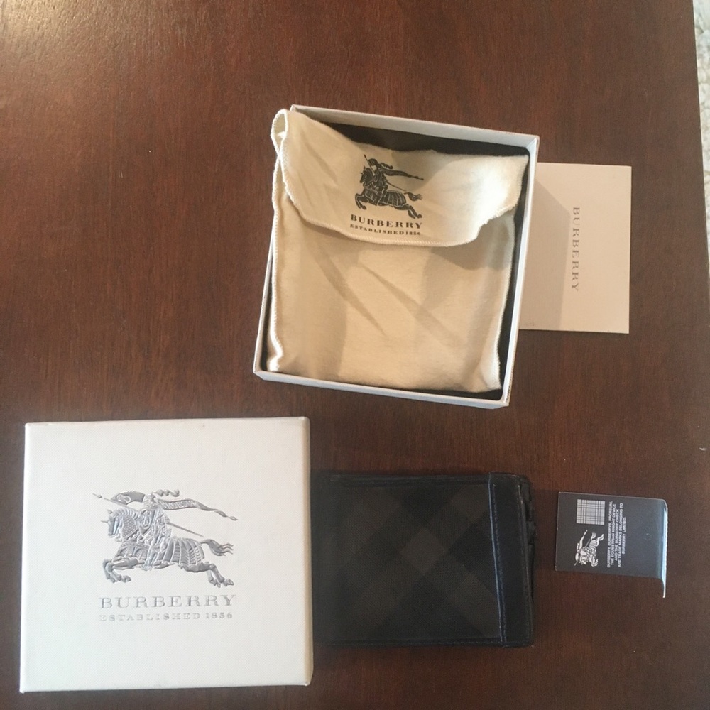 Burberry black leather nova check wallet
